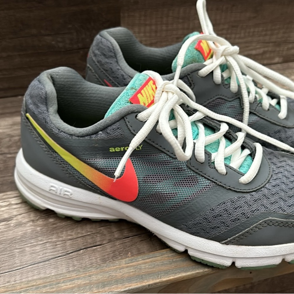 NIKE running shoes 5.5 relentless